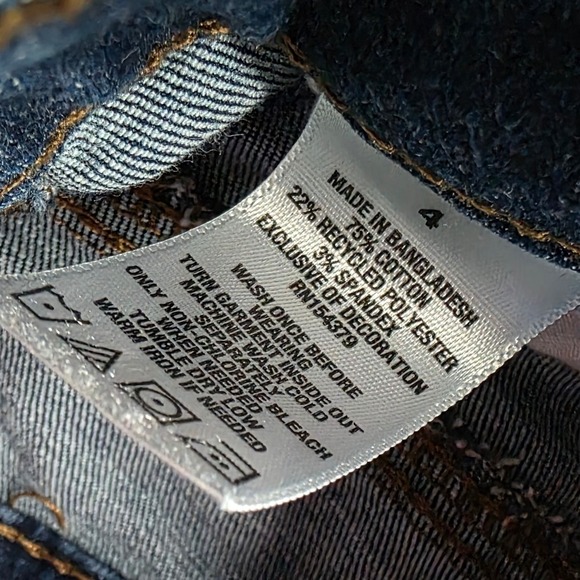 Aeropostale Womens Blue Denim Low Rise Midi Cuffed‎ Jean Shorts Size 4 - Picture 3 of 7